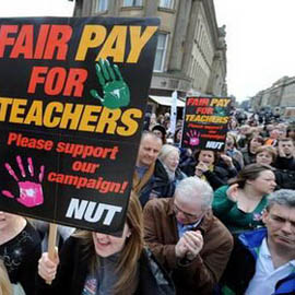 英国12万人罢工抗议退休金制度改革