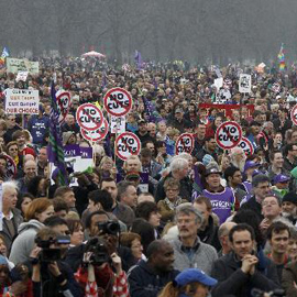 英国25万人示威抗议政府裁减预算