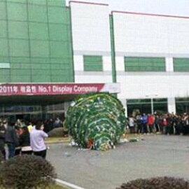 南京LG八千员工不满年终奖砸食堂推倒圣诞树