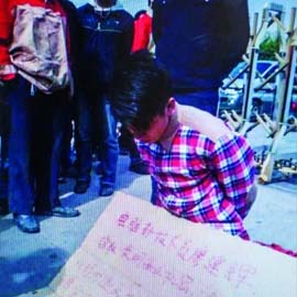 广东顺德员工被指窃取商业机密 挂牌下跪示众