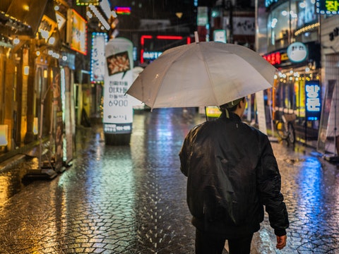 下班遇暴雨徒步回宿舍途中溺水身亡，是工伤吗？