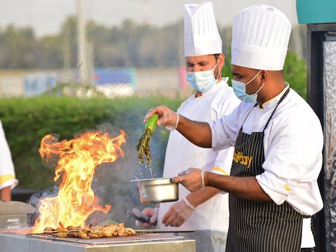 餐饮公司将食堂外包给个人经营后，厨师长是否可与公司认定劳动关系？