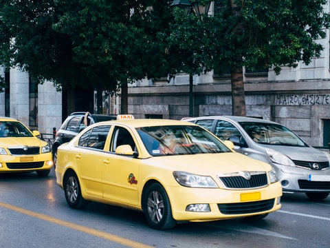 出租车公司与司机是劳动关系吗？