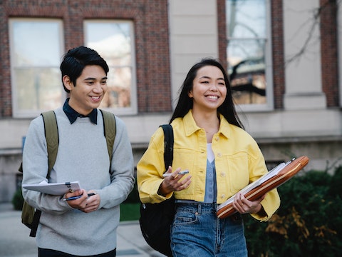 别让学历成为大学生就业路上的“绊脚石”