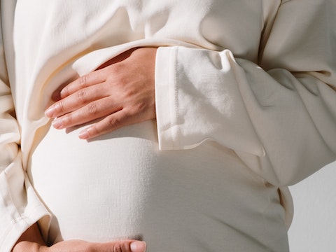 怀孕女员工产前检查请假，公司能否扣工资？