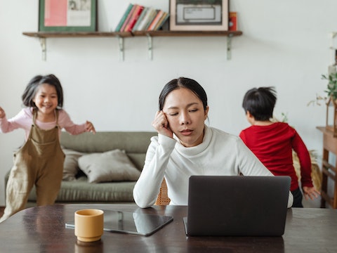 女员工产假期间岗位由他人担任，公司能对其单方调岗吗？